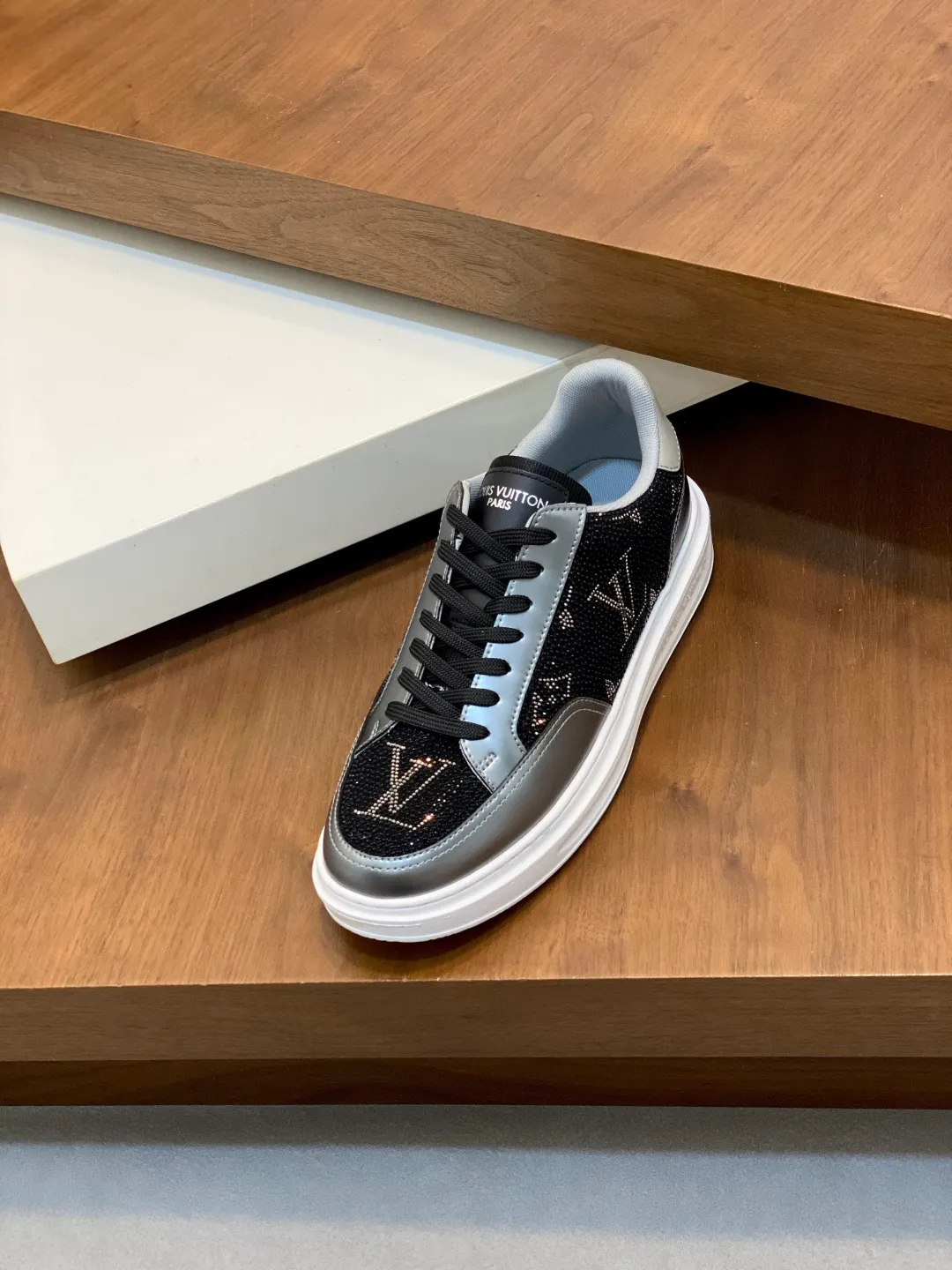 Men's shoes 💰760¥ ••New arrivals•• 2025FW•LV TRAINER hot diamond starry 💎retro sneakers! Lou* V～Made in Wanduan️original and authentic goods! Original imported top-grade anti-velvet cowhide • Hot-stamped imported Czech diamonds 💠 Fabric mesh lining for feet ➕ Original TPU combination sole ~ Lasting technology • Comfortable and durable!  Size: 38-44 (Male 45 46 customized)
